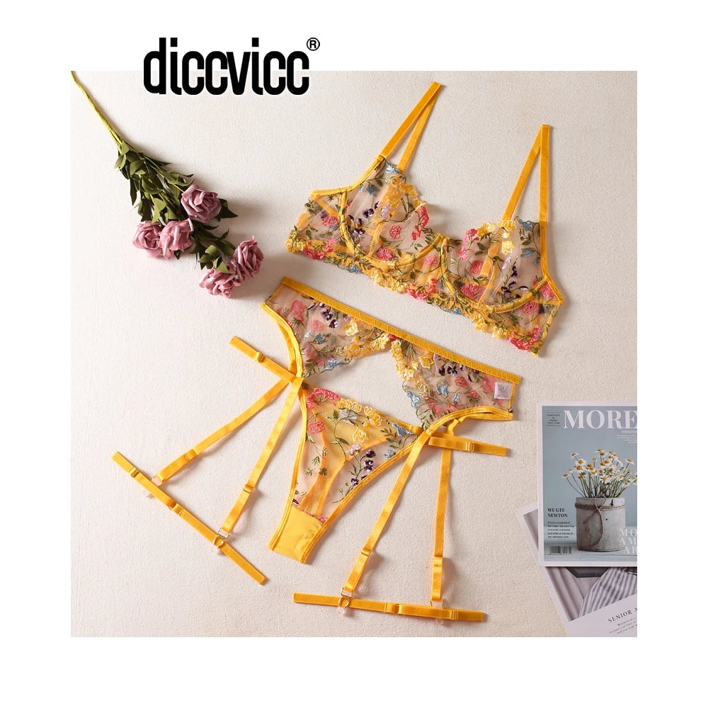 "Éclat Sauvage" – Ensemble brodé transparent à armatures & jarretelles dorées