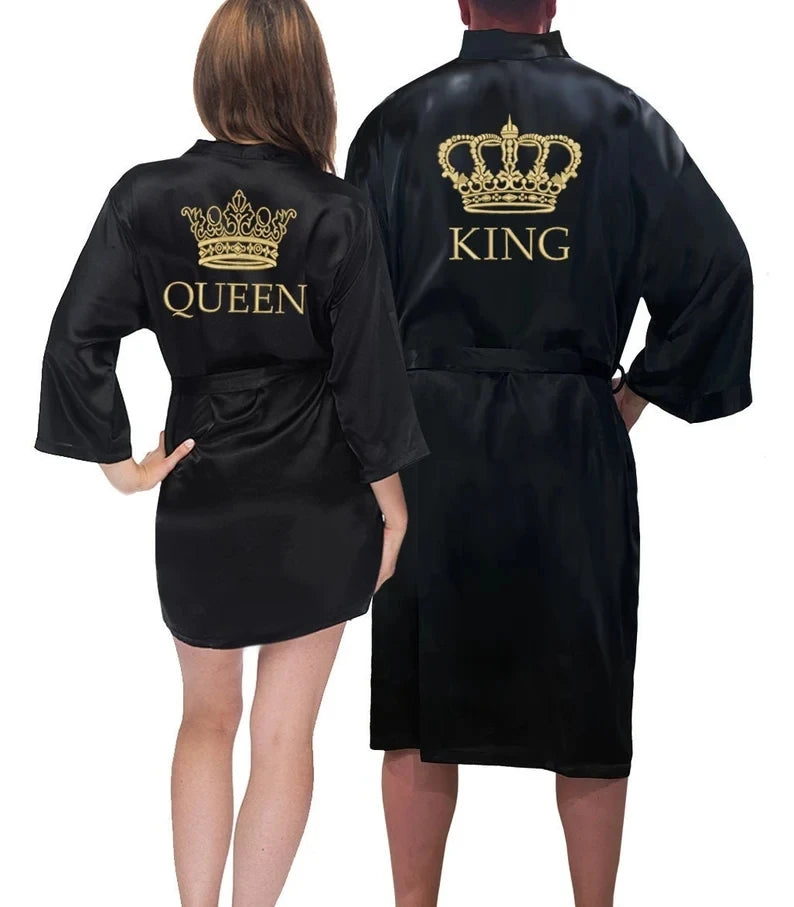 Duo de Kimonos Satinés "King & Queen" – Peignoirs Assortis Couple Élégance & Sensualité