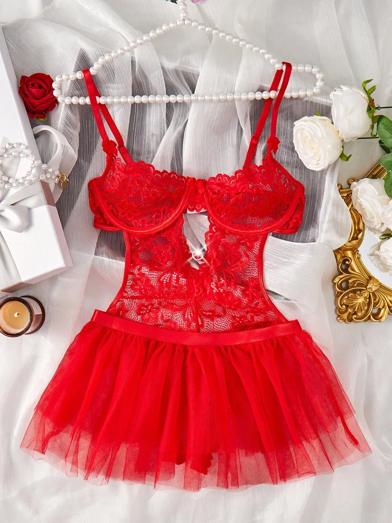 "Rouge Tentation" – Babydoll en dentelle transparente avec soutien à armatures