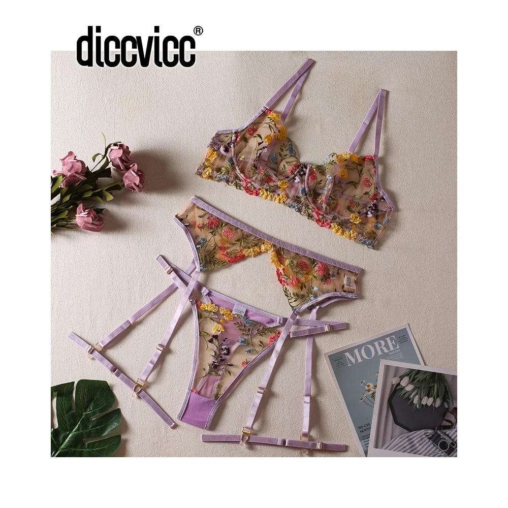 "Éclat Sauvage" – Ensemble brodé transparent à armatures & jarretelles dorées