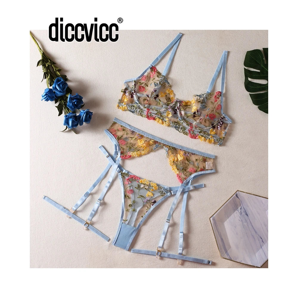 "Éclat Sauvage" – Ensemble brodé transparent à armatures & jarretelles dorées