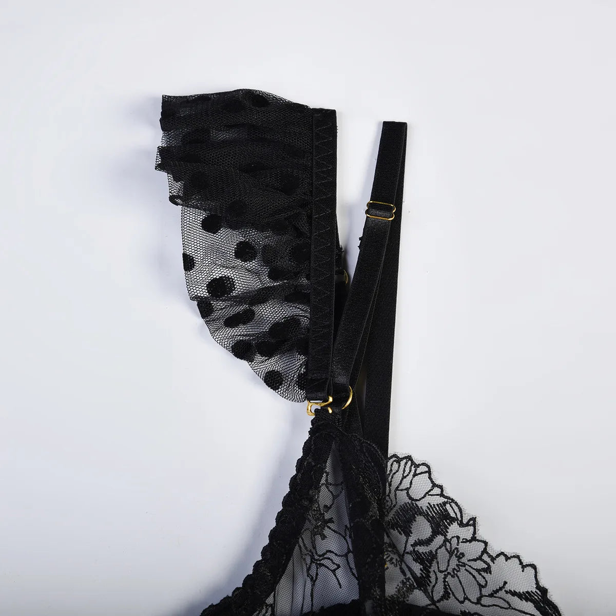 “Étreinte Nocturne – Ensemble lingerie brodée avec soutien-gorge transparent et string chaîne”