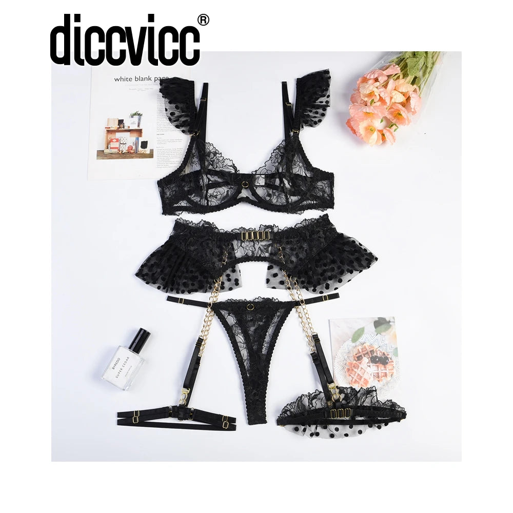 “Étreinte Nocturne – Ensemble lingerie brodée avec soutien-gorge transparent et string chaîne”