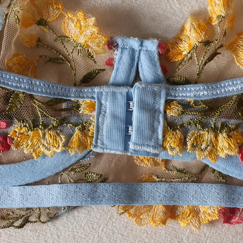 "Éclat Sauvage" – Ensemble brodé transparent à armatures & jarretelles dorées