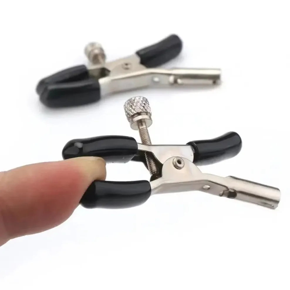 Ensemble de Pinces à Seins et Clitoris avec Chaînes – L’art de la Tension Sensuelle
Un bijou érotique pour les amateurs de stimulation intense et esthétique BDSM.
