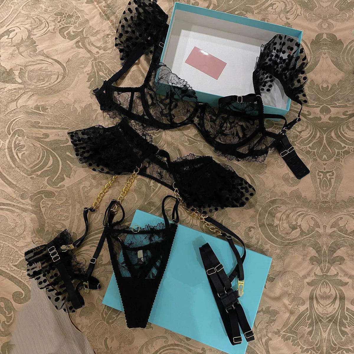 “Étreinte Nocturne – Ensemble lingerie brodée avec soutien-gorge transparent et string chaîne”
