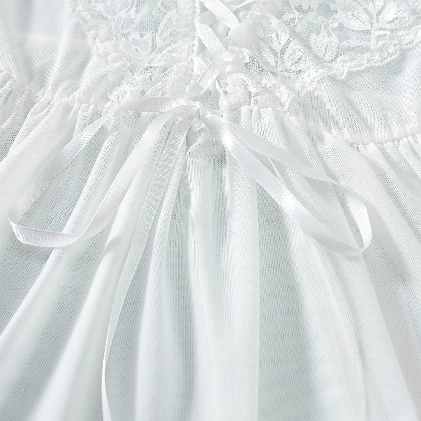 Ensemble Lingerie “Reine de Minuit” – Corset Blanc Satiné, String & Jarretelles