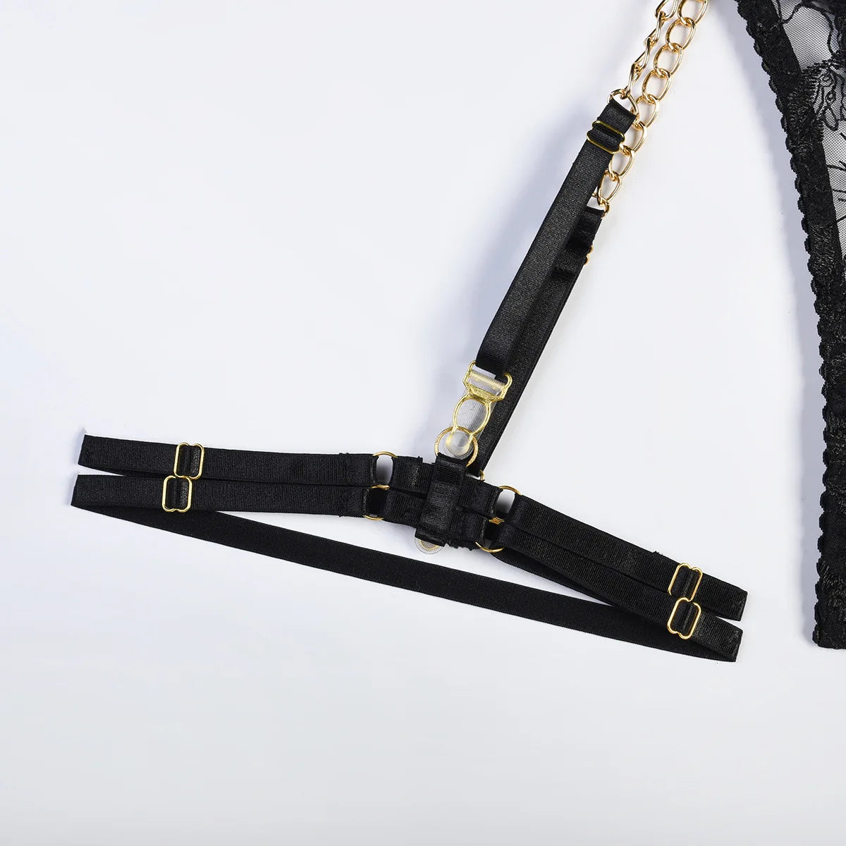 “Étreinte Nocturne – Ensemble lingerie brodée avec soutien-gorge transparent et string chaîne”