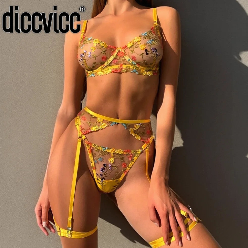 "Éclat Sauvage" – Ensemble brodé transparent à armatures & jarretelles dorées