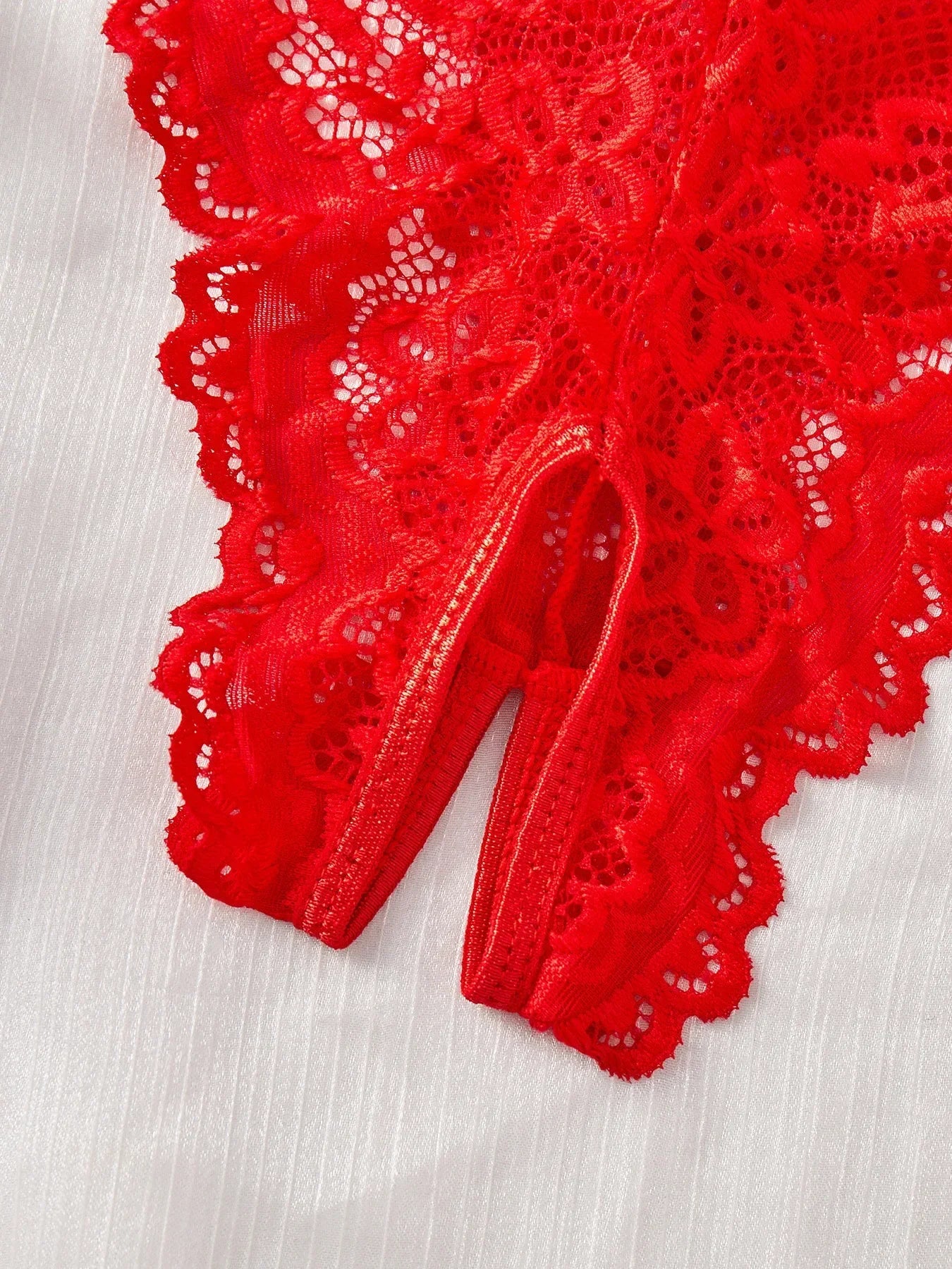 "Rouge Tentation" – Babydoll en dentelle transparente avec soutien à armatures
