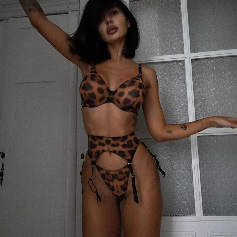 Ensemble Lingerie Léopard “Instinct Sauvage” – 6 pièces Push-Up, Bas & Accessoires