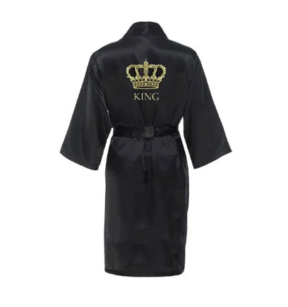 Duo de Kimonos Satinés "King & Queen" – Peignoirs Assortis Couple Élégance & Sensualité