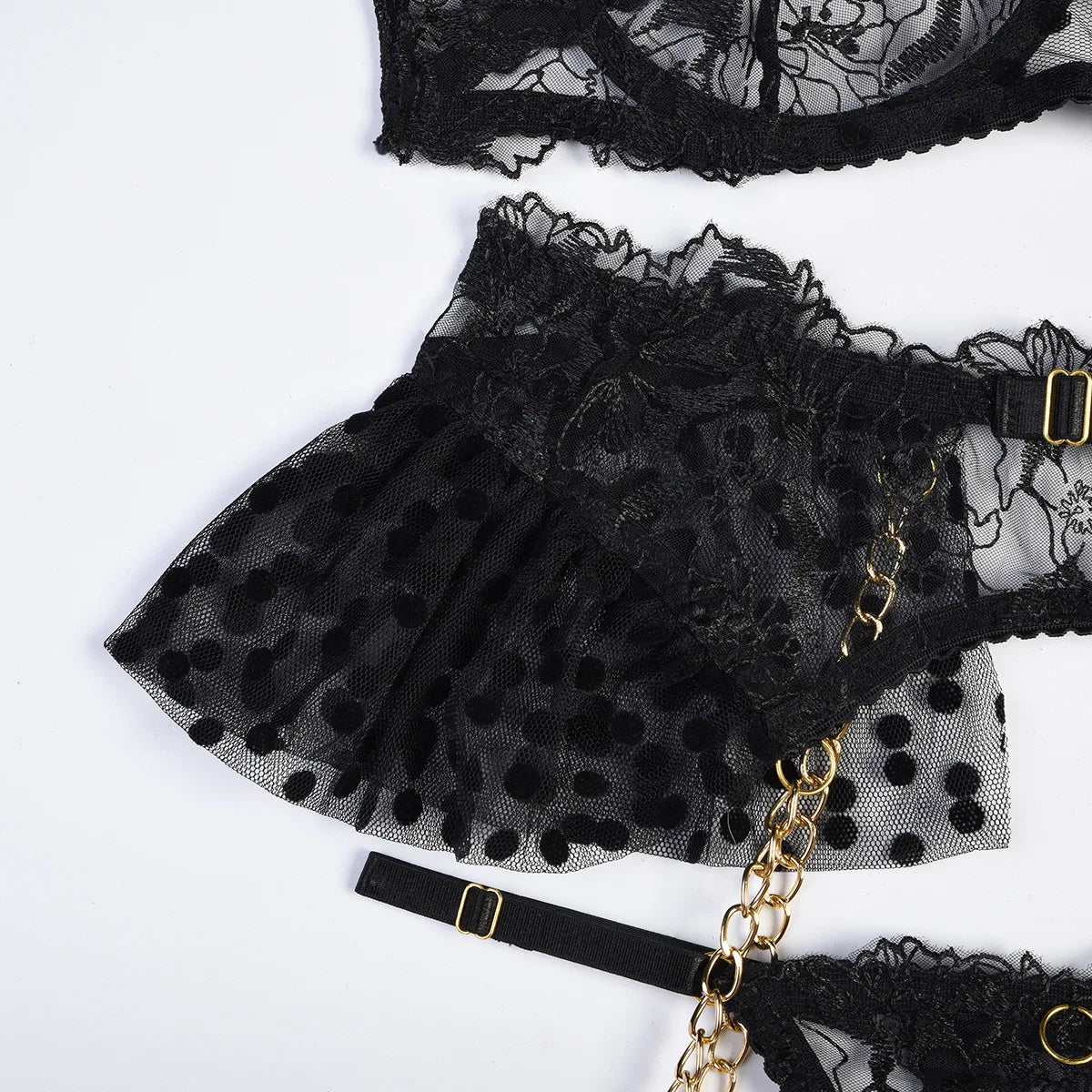 “Étreinte Nocturne – Ensemble lingerie brodée avec soutien-gorge transparent et string chaîne”