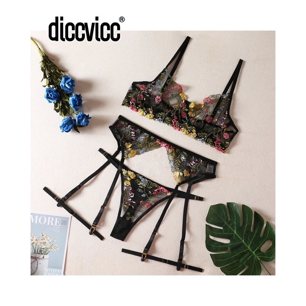 "Éclat Sauvage" – Ensemble brodé transparent à armatures & jarretelles dorées