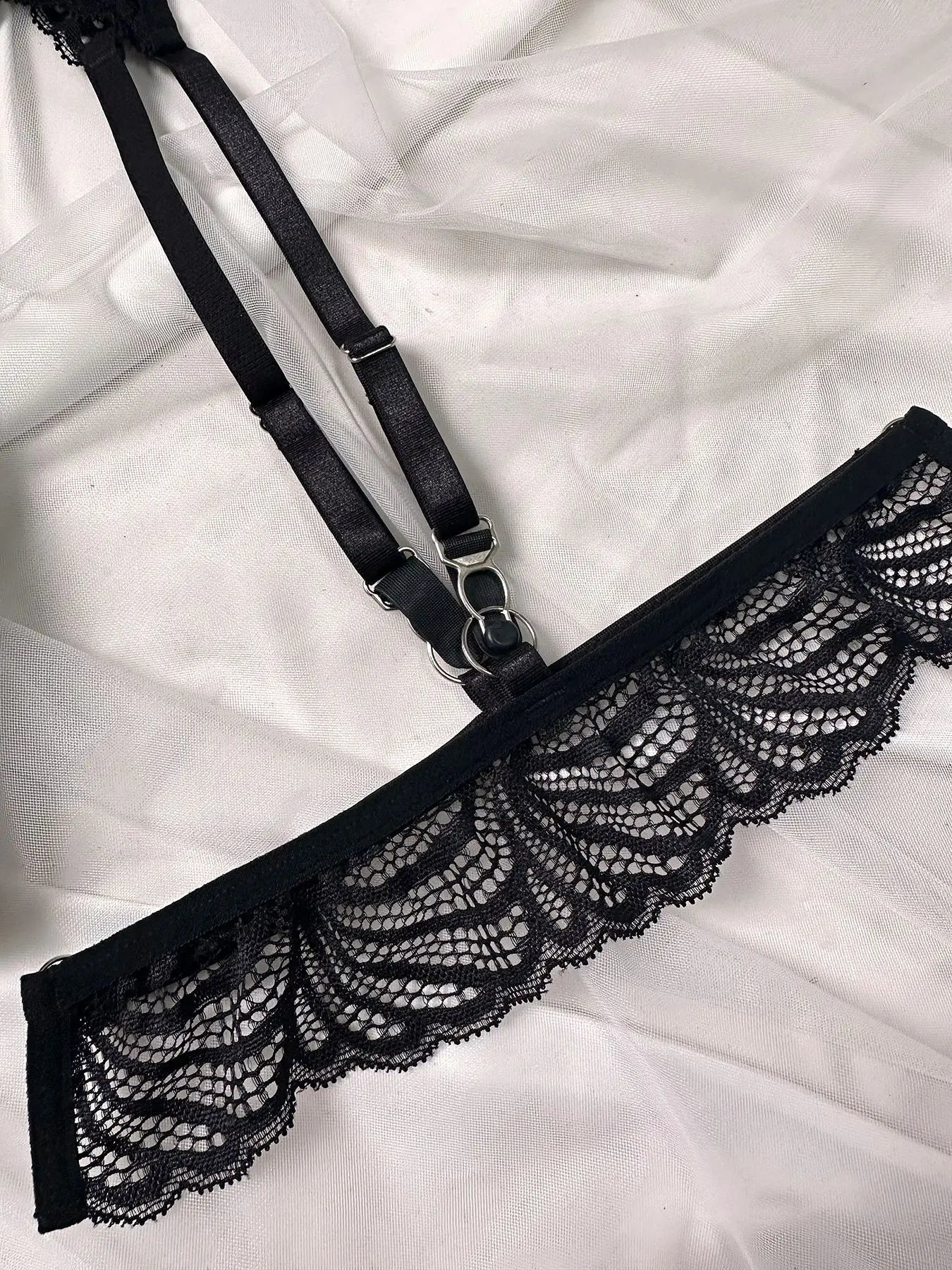 "Black Obsession" – Ensemble push-up noir avec dentelle, string et jarretelles ajustables