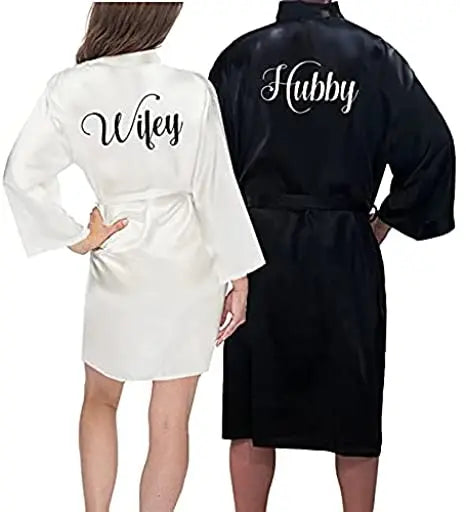 Duo de Kimonos Satinés "King & Queen" – Peignoirs Assortis Couple Élégance & Sensualité